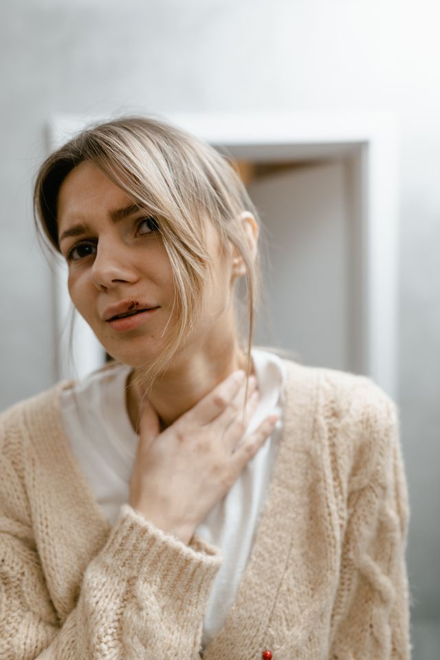 Sensation d’avoir quelque chose de coincé dans la gorge comprendre, reconnaître, agir